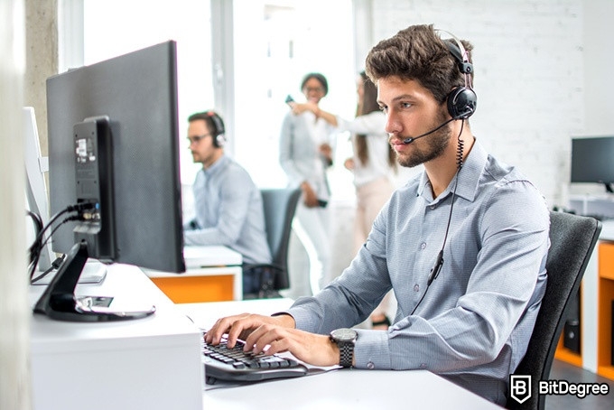 Udacity data science: a man working a customer support job.